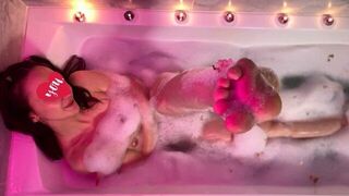 Она хотела романтики, но получила грубый трах со спермой на рот и лицо порно